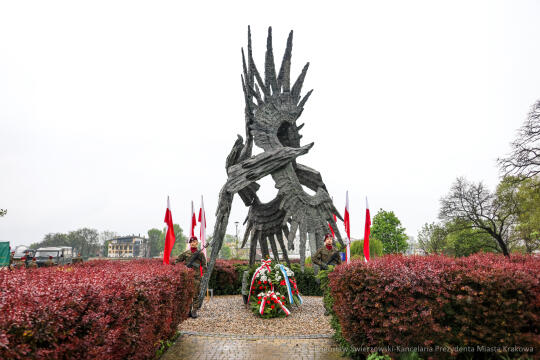 bs-230503-img_8527.jpg-pomnik, Kwiaty,