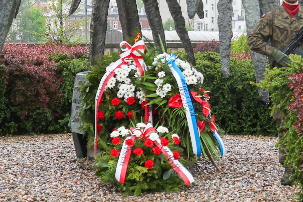 bs-230503-img_8534.jpg-pomnik, Kwiaty,  Autor: B. Świerzowski