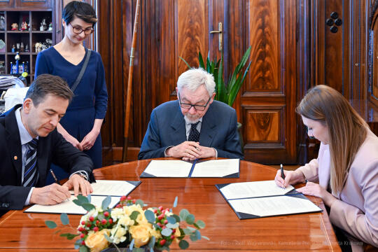 umk_8713.jpg-Shell, laptopy, przekazanie, Majchrowski, nternationaler Bund Polska, 2023