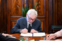 umk_8728.jpg-Shell, laptopy, przekazanie, Majchrowski, nternationaler Bund Polska, 2023