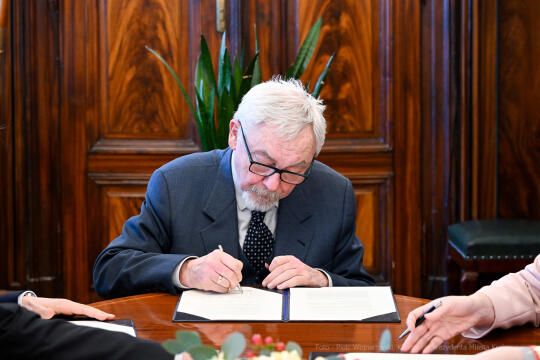 umk_8728.jpg-Shell, laptopy, przekazanie, Majchrowski, nternationaler Bund Polska, 2023