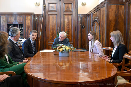 umk_8744.jpg-Shell, laptopy, przekazanie, Majchrowski, nternationaler Bund Polska, 2023