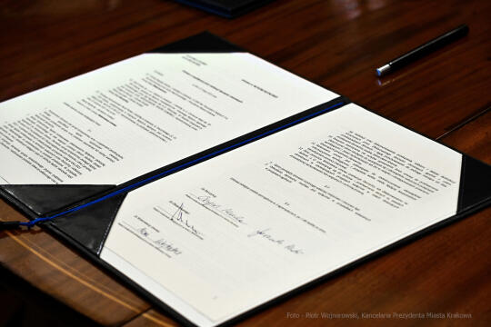 umk_8752.jpg-Shell, laptopy, przekazanie, Majchrowski, nternationaler Bund Polska, 2023