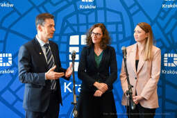 umk_8767.jpg-Shell, laptopy, przekazanie, Majchrowski, nternationaler Bund Polska, 2023