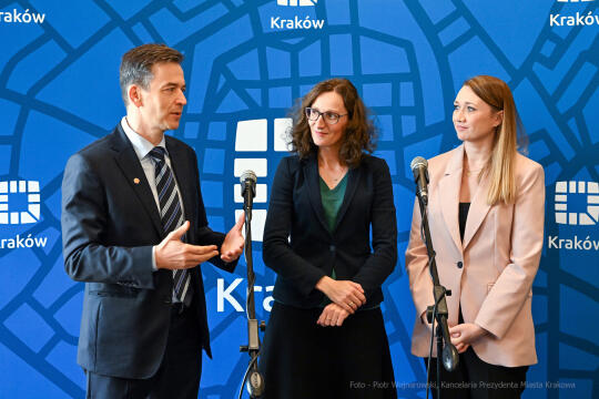 umk_8767.jpg-Shell, laptopy, przekazanie, Majchrowski, nternationaler Bund Polska, 2023