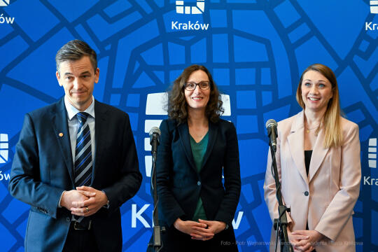 umk_8795.jpg-Shell, laptopy, przekazanie, Majchrowski, nternationaler Bund Polska, 2023