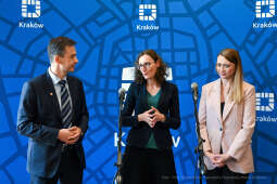 umk_8803.jpg-Shell, laptopy, przekazanie, Majchrowski, nternationaler Bund Polska, 2023