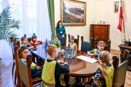 przedszkolaki, Majchrowski, dzieci, wizyta, UMK, przedszkole, 104, sala obrad, gabinet Przewodniczą