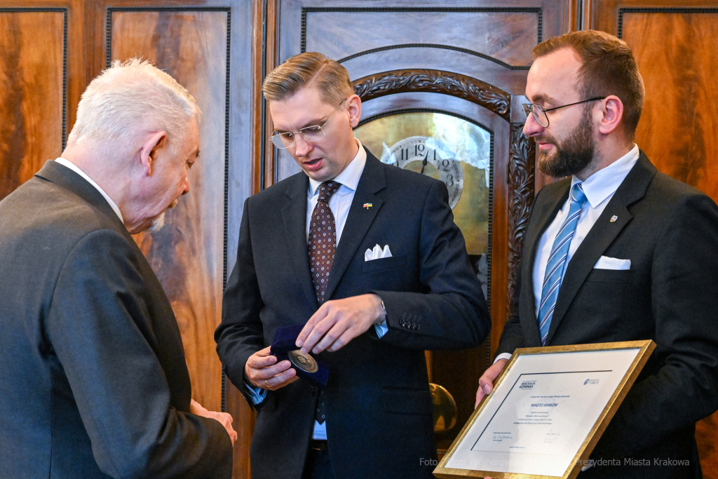 Medal, Kopernikański, dyplom, Majchrowski, delegacja, Toruń, wręczenie, Klabun, Mól, 2023  Autor: P. Wojnarowski