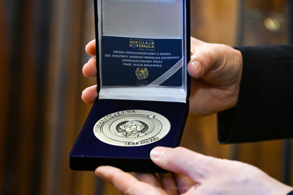 Medal, Kopernikański, dyplom, Majchrowski, delegacja, Toruń, wręczenie, Klabun, Mól, 2023  Autor: P. Wojnarowski