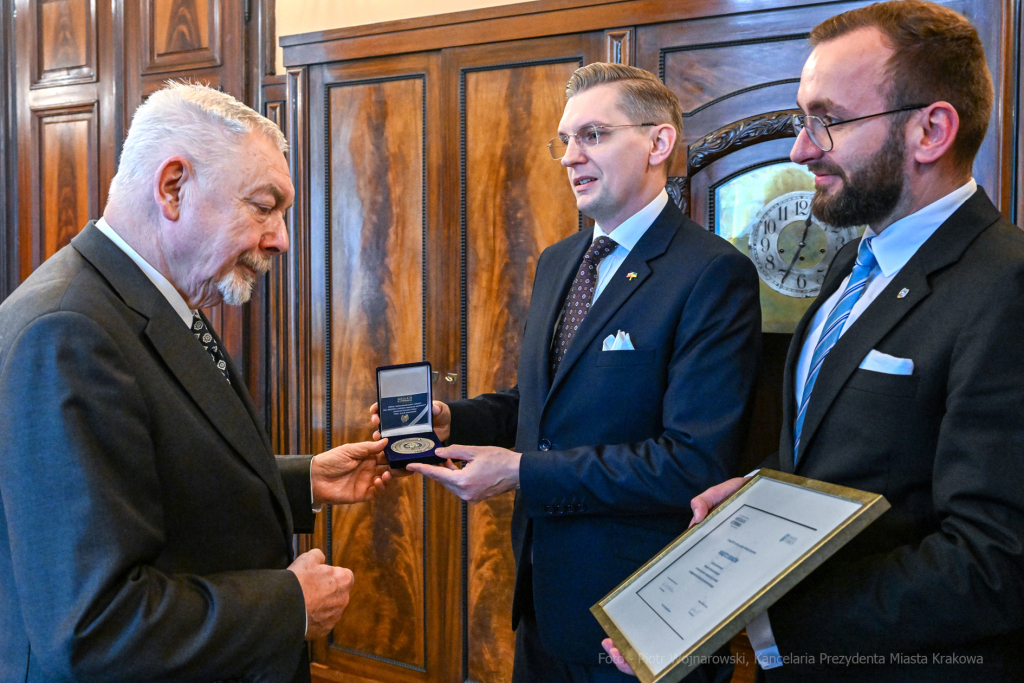 Medal, Kopernikański, dyplom, Majchrowski, delegacja, Toruń, wręczenie, Klabun, Mól, 2023  Autor: P. Wojnarowski