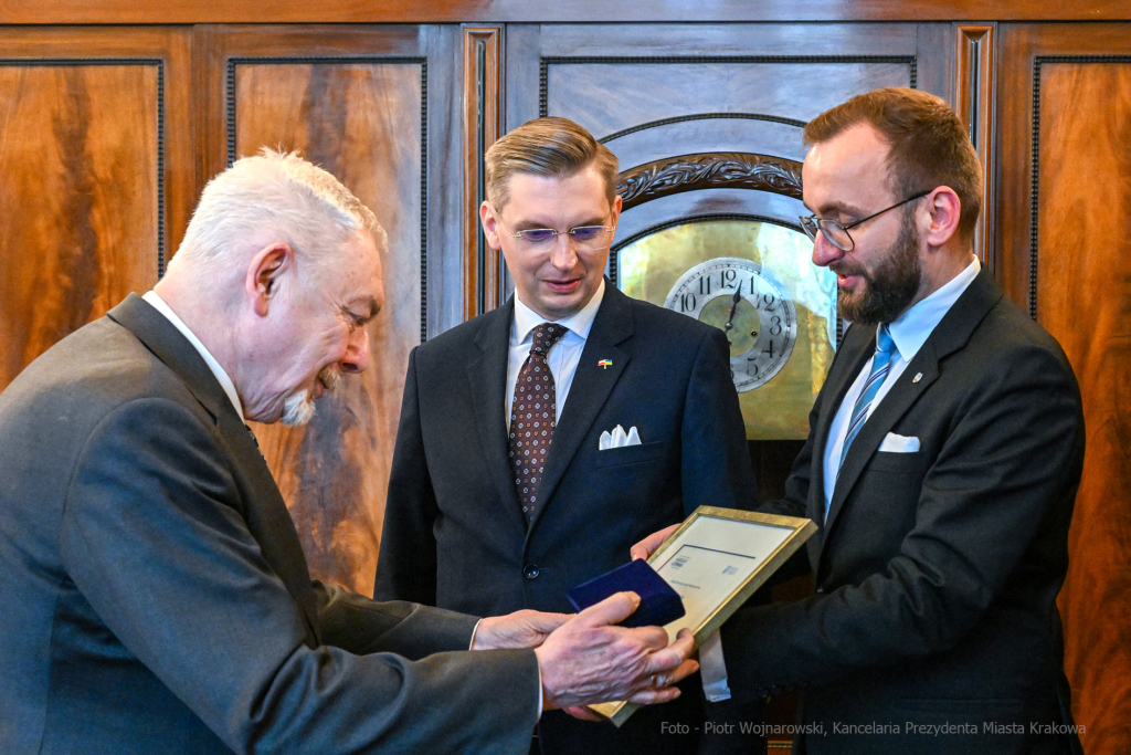 Medal, Kopernikański, dyplom, Majchrowski, delegacja, Toruń, wręczenie, Klabun, Mól, 2023  Autor: P. Wojnarowski