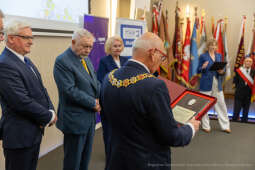 bs-230527-img_7428.jpg-izba, gala,medale