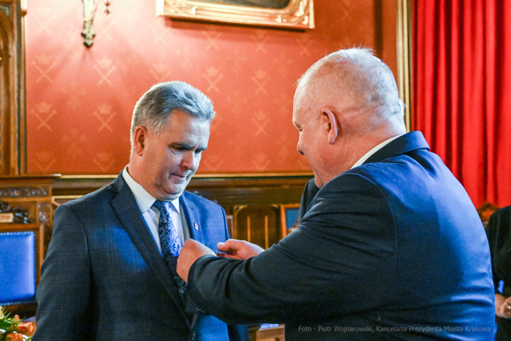 Medal 100-lecia Odzyskania Niepodległości, wręczenie, Majchrowski, Bieniek, Ostrowski, Barczyk, M  Autor: P. Wojnarowski