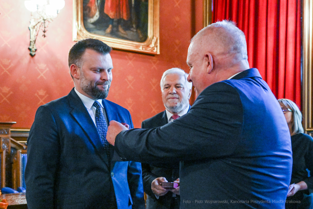 Medal 100-lecia Odzyskania Niepodległości, wręczenie, Majchrowski, Bieniek, Ostrowski, Barczyk, M  Autor: P. Wojnarowski