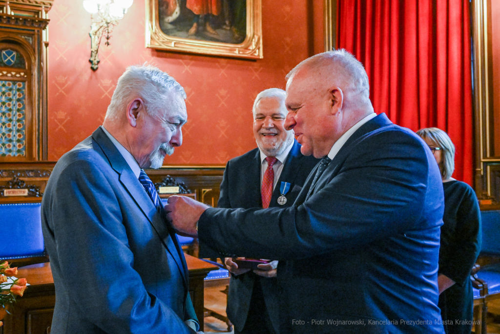 Medal 100-lecia Odzyskania Niepodległości, wręczenie, Majchrowski, Bieniek, Ostrowski, Barczyk, M  Autor: P. Wojnarowski