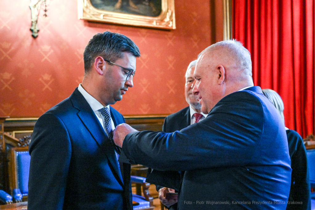 Medal 100-lecia Odzyskania Niepodległości, wręczenie, Majchrowski, Bieniek, Ostrowski, Barczyk, M  Autor: P. Wojnarowski