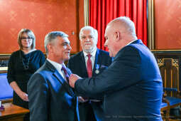 Medal 100-lecia Odzyskania Niepodległości, wręczenie, Majchrowski, Bieniek, Ostrowski, Barczyk, M