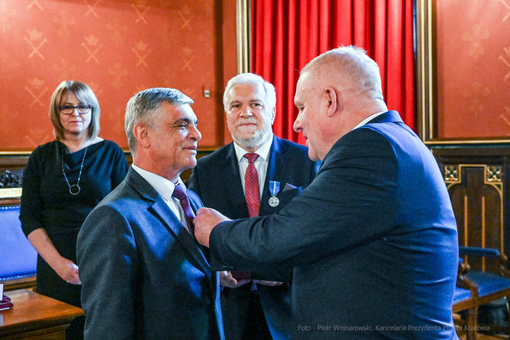 Medal 100-lecia Odzyskania Niepodległości, wręczenie, Majchrowski, Bieniek, Ostrowski, Barczyk, M  Autor: P. Wojnarowski