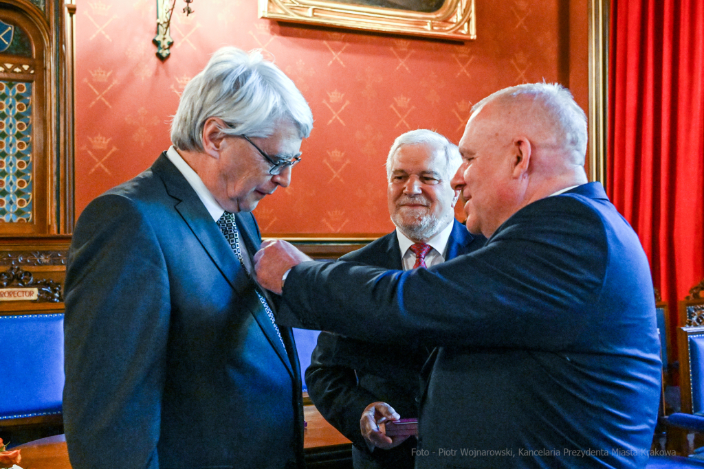 Medal 100-lecia Odzyskania Niepodległości, wręczenie, Majchrowski, Bieniek, Ostrowski, Barczyk, M  Autor: P. Wojnarowski