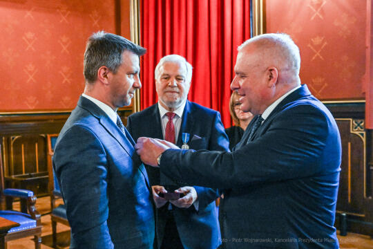 Medal 100-lecia Odzyskania Niepodległości, wręczenie, Majchrowski, Bieniek, Ostrowski, Barczyk, M