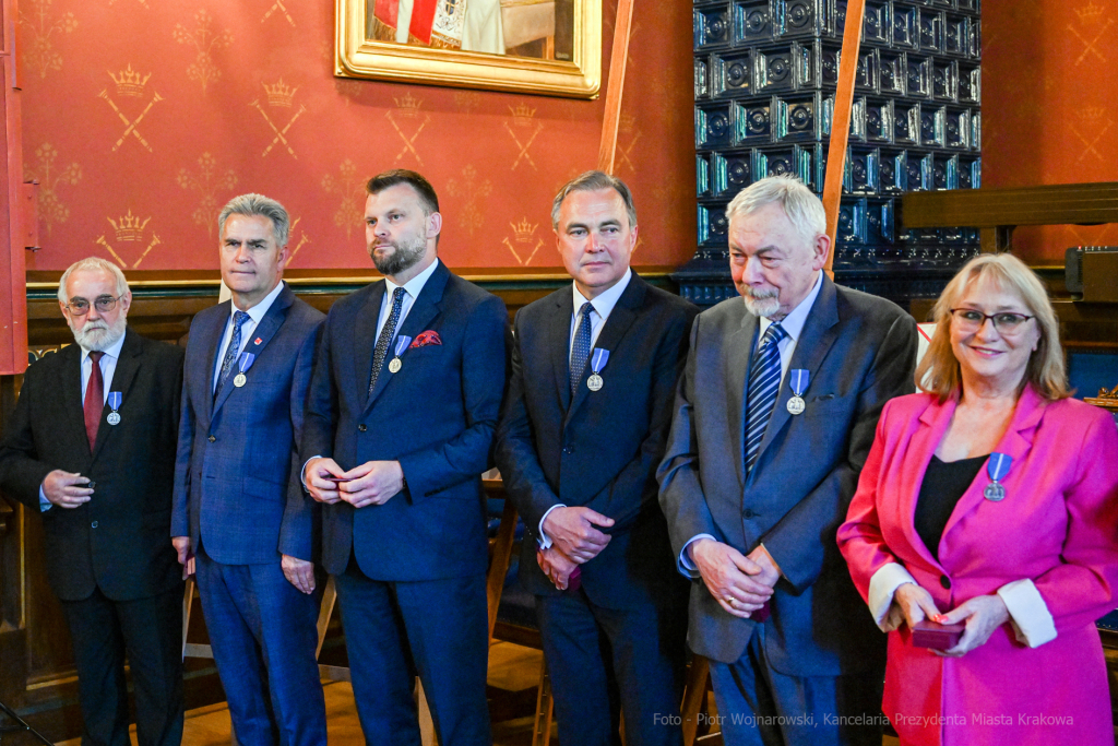 Medal 100-lecia Odzyskania Niepodległości, wręczenie, Majchrowski, Bieniek, Ostrowski, Barczyk, M  Autor: P. Wojnarowski