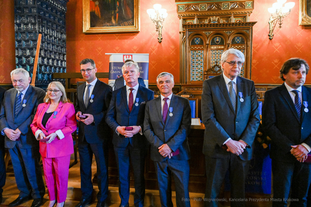 Medal 100-lecia Odzyskania Niepodległości, wręczenie, Majchrowski, Bieniek, Ostrowski, Barczyk, M  Autor: P. Wojnarowski