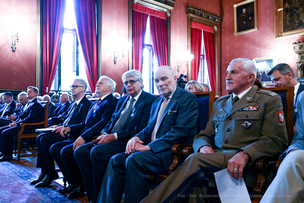 Medal 100-lecia Odzyskania Niepodległości, wręczenie, Majchrowski, Bieniek, Ostrowski, Barczyk, M  Autor: P. Wojnarowski