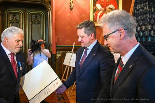 Medal 100-lecia Odzyskania Niepodległości, wręczenie, Majchrowski, Bieniek, Ostrowski, Barczyk, M