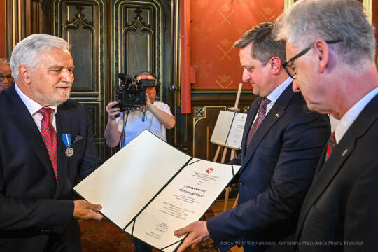 Medal 100-lecia Odzyskania Niepodległości, wręczenie, Majchrowski, Bieniek, Ostrowski, Barczyk, M