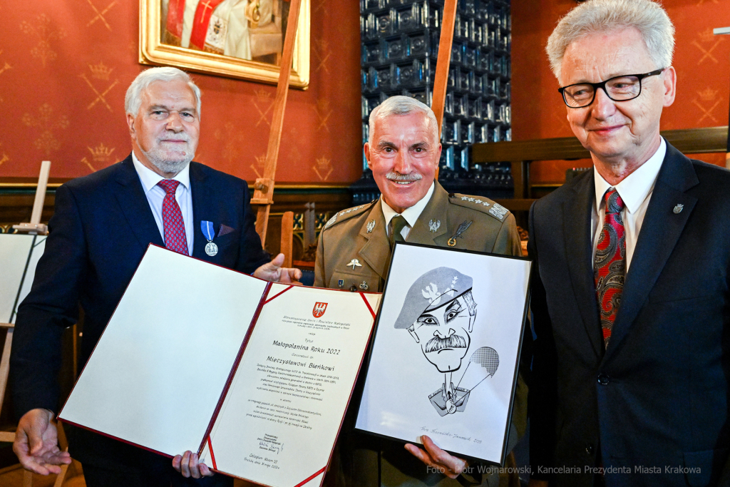 Medal 100-lecia Odzyskania Niepodległości, wręczenie, Majchrowski, Bieniek, Ostrowski, Barczyk, M  Autor: P. Wojnarowski