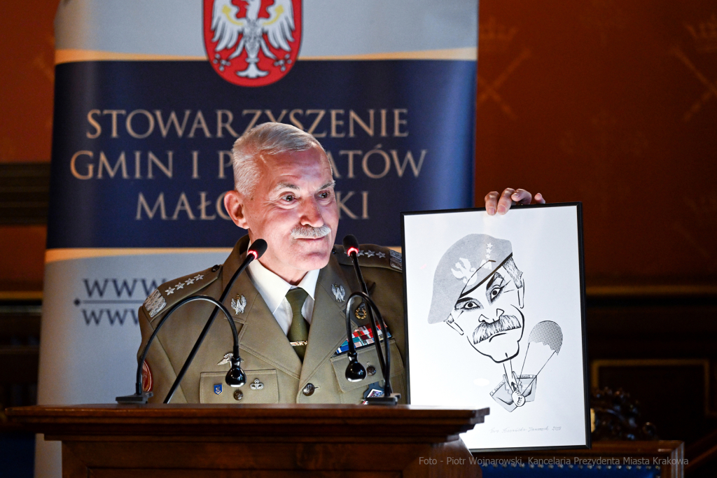 Medal 100-lecia Odzyskania Niepodległości, wręczenie, Majchrowski, Bieniek, Ostrowski, Barczyk, M  Autor: P. Wojnarowski