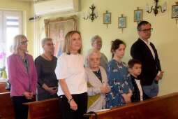 Jubilatka wraz z uczestnikami spotkania podczas Mszy Świętej w Jej intencji
