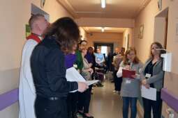 Uczestnicy nabożeństwa podczas Drogi Krzyżowej przemierzanej korytarzami Domu