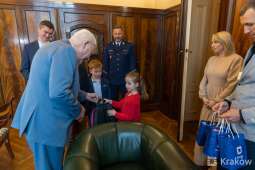 Prezydent Krakowa spotkał się z policjantem-bohaterem