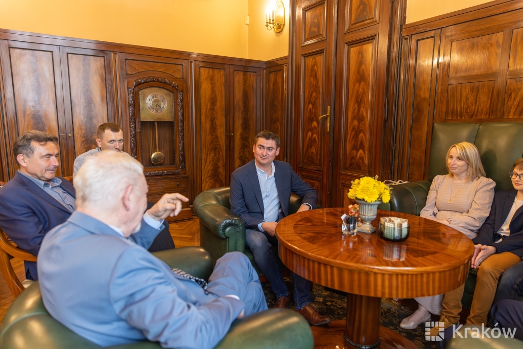 Prezydent Krakowa spotkał się z policjantem-bohaterem