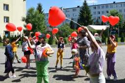 Dzieci machające na pożegnanie balonikami