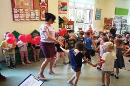 Dyrektor przedszkola  wraz z tańcząca grupą dzieci