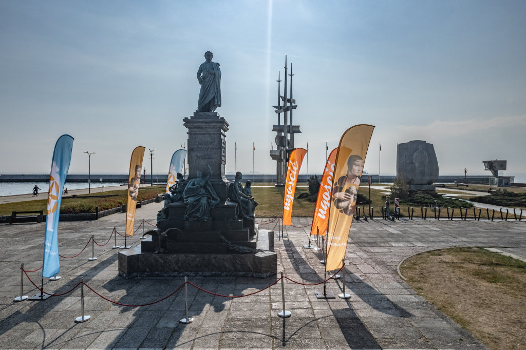 dji_0171.jpg-Pomnik Adama Mickiewicza w Gdyni
