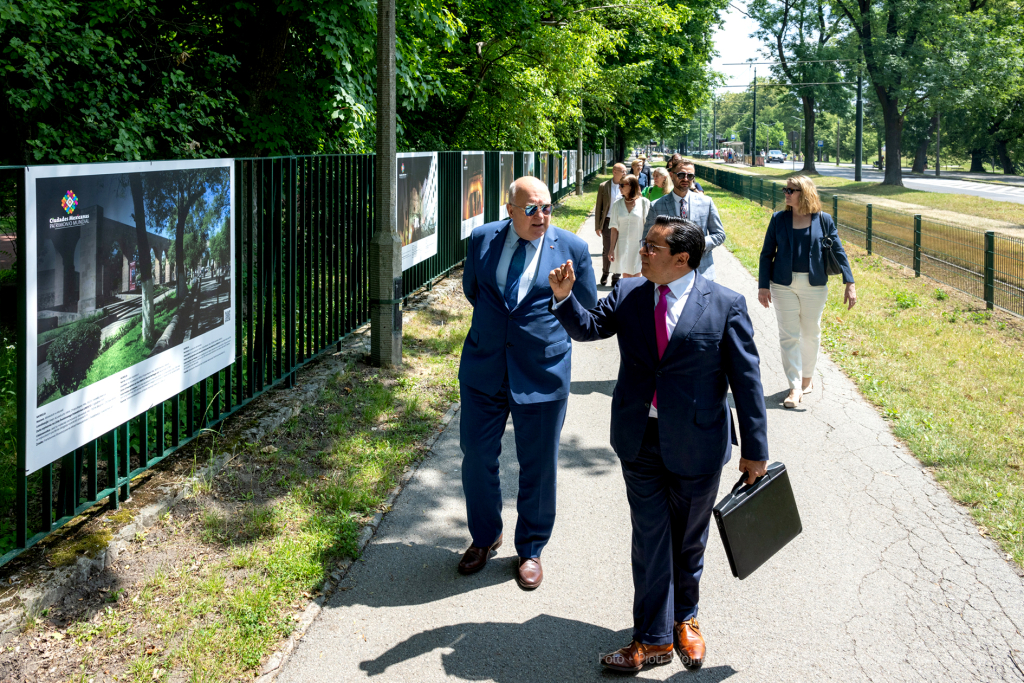 UNESCO, wystawa, Hiszpania, Park Jordana, ambasador, fotografia, Kośmider,  Juan, Sandoval, Mendiol  Autor: P. Wojnarowski