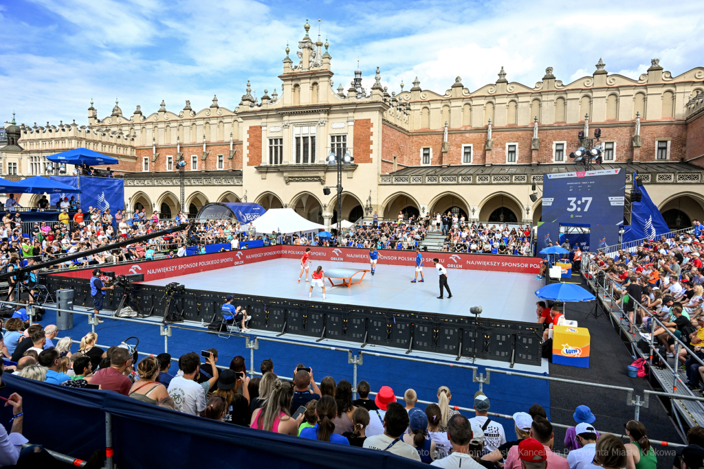 umk_0441.jpg-Teqball, Rynek Główny, Kraków, Igrzyska, Europejskie, Kozioł, finał, finały  Autor: P. Wojnarowski