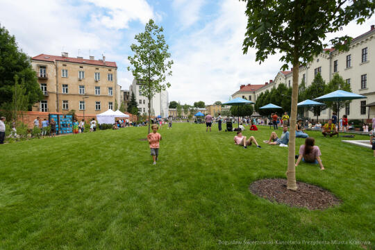 bs-230702-img_1849.jpg-Park, Szymborska