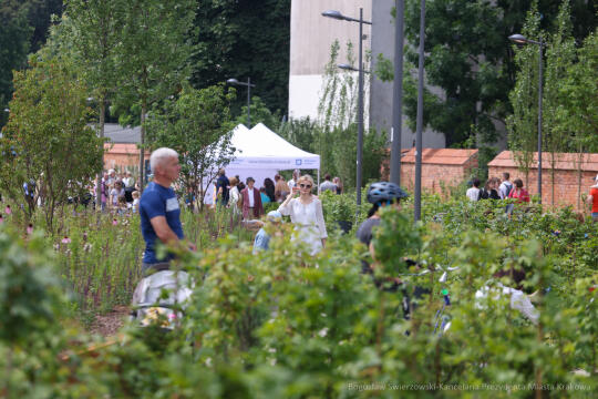 bs-230702-img_1904.jpg-Park, Szymborska