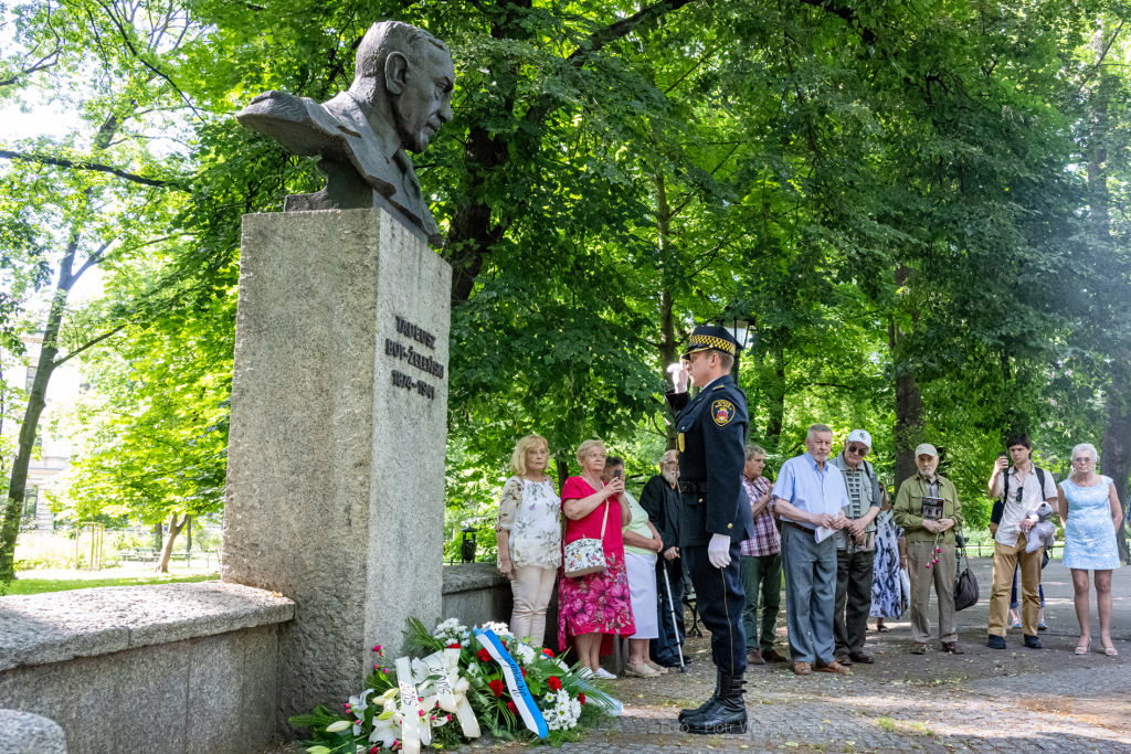 Boy-Żeleński, Planty, pomnik, kwiaty, strażnik, Janiszewska, Straż Miejska, rocznica  Autor: P. Wojnarowski