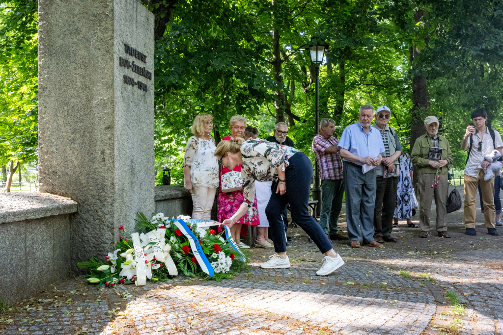 Boy-Żeleński, Planty, pomnik, kwiaty, strażnik, Janiszewska, Straż Miejska, rocznica  Autor: P. Wojnarowski