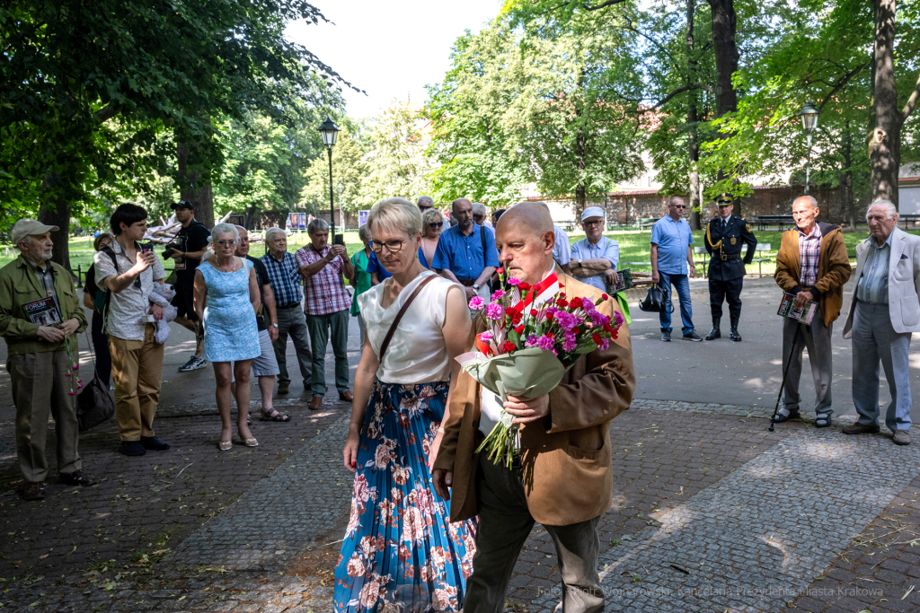 Boy-Żeleński, Planty, pomnik, kwiaty, strażnik, Janiszewska, Straż Miejska, rocznica  Autor: P. Wojnarowski