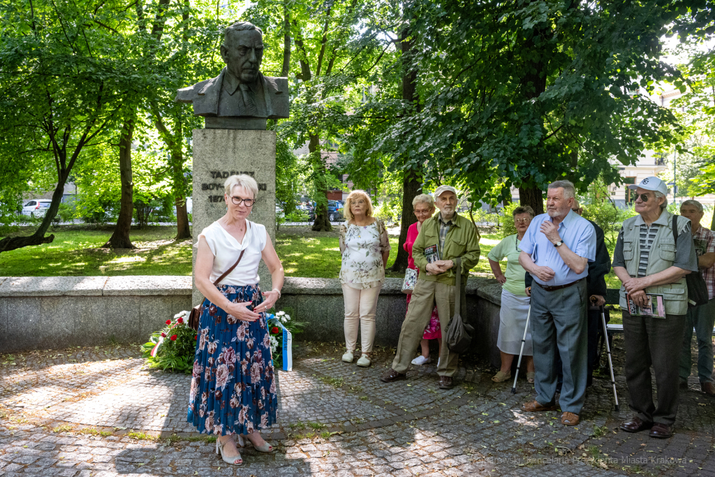 Boy-Żeleński, Planty, pomnik, kwiaty, strażnik, Janiszewska, Straż Miejska, rocznica  Autor: P. Wojnarowski