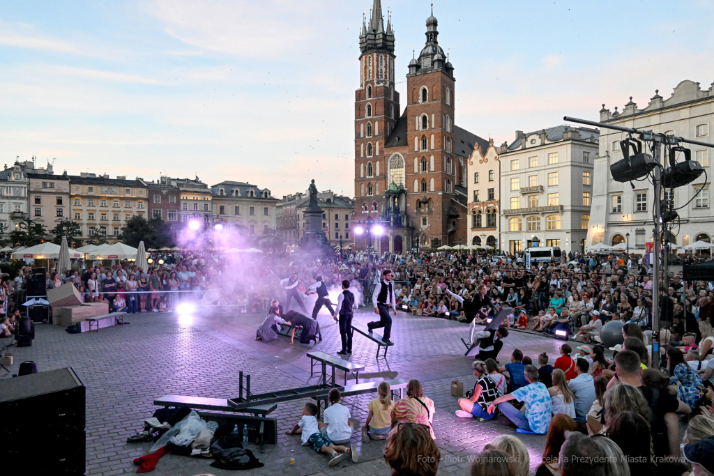 umk_2148.jpg-Kraków, KTO, otwarcie, rozpoczęcie, rynek, teatry uliczne, UMK, wojnarowski, Zoń  Autor: P. Wojnarowski