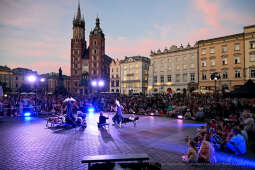 umk_2262.jpg-Kraków, KTO, otwarcie, rozpoczęcie, rynek, teatry uliczne, UMK, wojnarowski, Zoń