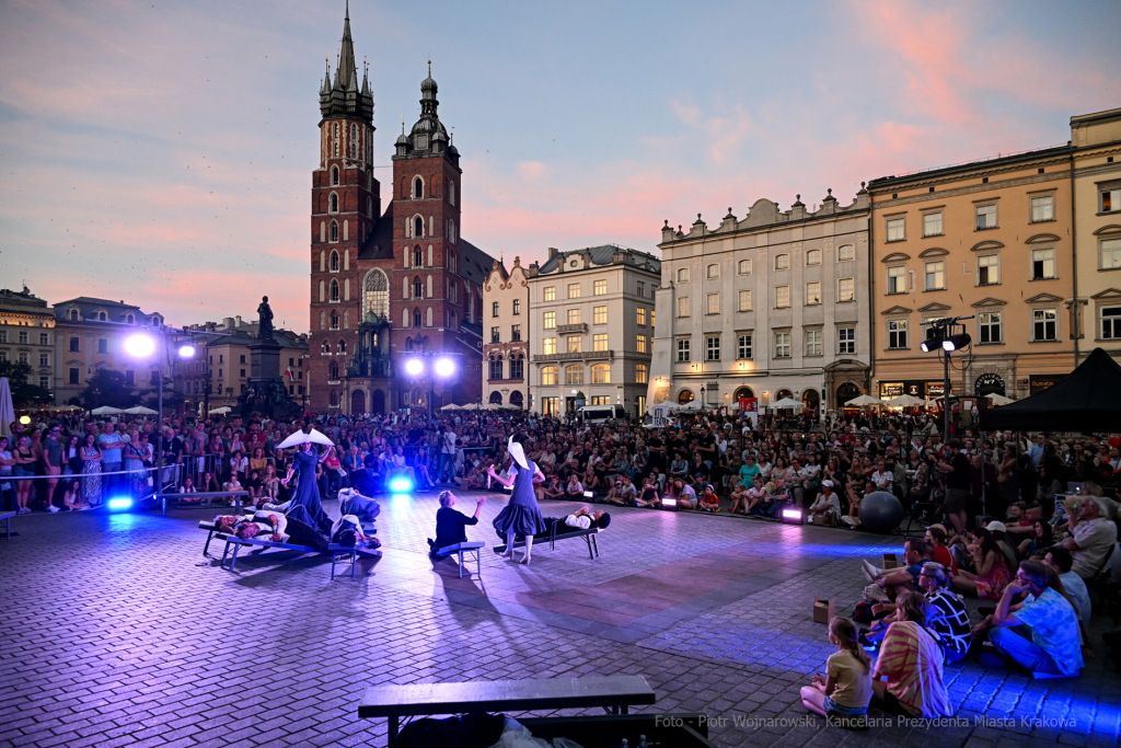 umk_2262.jpg-Kraków, KTO, otwarcie, rozpoczęcie, rynek, teatry uliczne, UMK, wojnarowski, Zoń  Autor: P. Wojnarowski